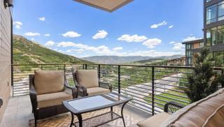 Elegant Mountain View Condo with Slope Access in S - 0