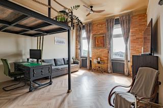 Rustic Gallery Apartment with Panoramic View and AC - 0