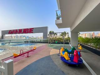 stylish 1BR Pearlz Pool & Gym Near Metro - 5