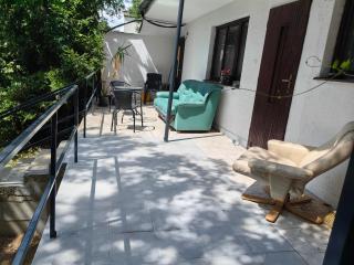 SunsetHouse Garden Apartment - 3