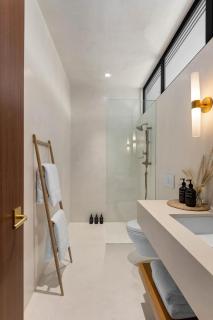 The finest luxury 6 bedroom villa on Grace Bay - - 1