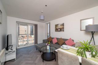 Central 2BR Flat - Balcony View in Bright Westside - Birmingham - 9