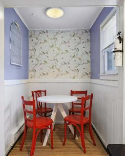 Azrue well house - 3