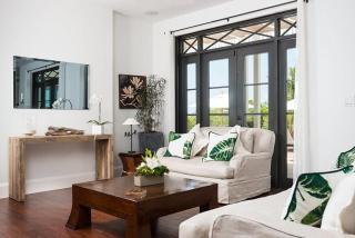 Stunning two level colonial styled villa on the beach - - 2