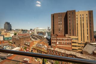 Central 2BR Flat - Balcony View in Bright Westside - Birmingham - 0
