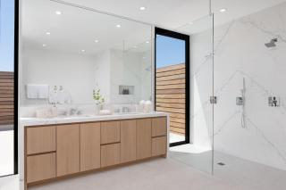 Modern villa with canal views and private dock - - 5