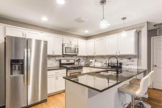 Modern 3 Bed 3 Bath Condo in Uptown - 8