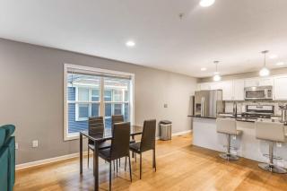 Modern 3 Bed 3 Bath Condo in Uptown - 4