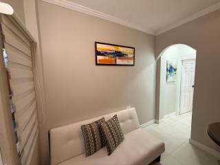 Cozy Modern 1-Bedroom Apartment - Prime Location Woodbrook - Port-of-Spain - 3