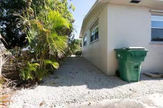 Relaxing 2BR Oasis in West Palm Beach, FL - Riviera Beach - 2