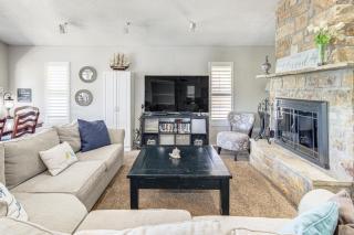 Lakefront Granbury Home with Dock, Decks and Hot Tub! - 4