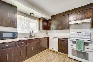 Cozy Apt with Private Deck, 2 Mi to Toyota Center! - 6