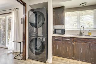 Cozy Apt with Private Deck, 2 Mi to Toyota Center! - 4