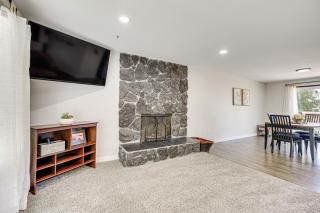 Cozy Apt with Private Deck, 2 Mi to Toyota Center! - Kennewick - 2