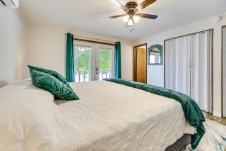 Cozy Apt with Private Deck, 2 Mi to Toyota Center! - 1