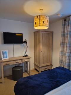 2 bed GF Docklands Apartment - Free Parking for 1 car - 3