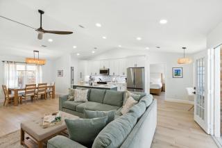 Sunny 3BR with Hot Tub & Game Room Home - 9