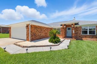 Sunny 3BR with Hot Tub & Game Room Home - 4