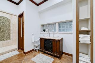Luxury Lakefront Escape on Lake Travis - Marble Falls - 3