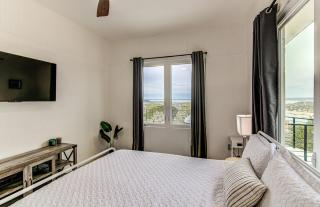 Lake Buchanan Retreat w/Hot-Tub - Burnet - 8