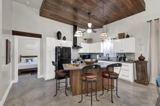 Chic Comfort Just Steps from Main Street! - Fredericksburg - 8