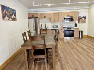 Luxury 2 Bedroom Townhome 102 - 9