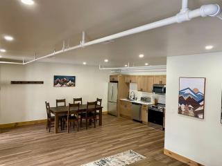 Luxury 2 Bedroom Townhome 102 - 7