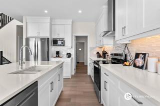 Luxurious Detached House with Private Garage, Lake View, Central AC & More - Airdrie - 6