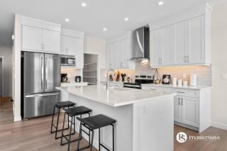 Luxurious Detached House with Private Garage, Lake View, Central AC & More - Airdrie - 3