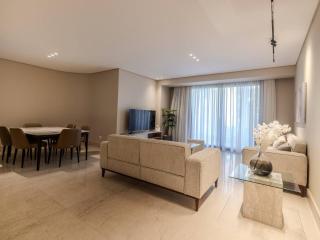 Luxury 3 Master Bedrooms with 1 Nanny Room and Pool View - Kairo - 8