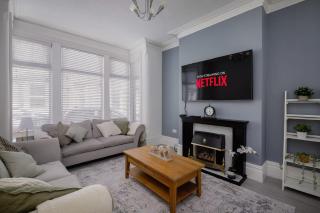 Comfy 3-Bed, Sleeps 5 & Parking - Blackpool - 0