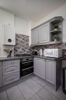 Comfy 3-Bed, Sleeps 5 & Parking - 5