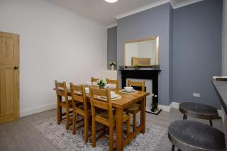 Comfy 3-Bed, Sleeps 5 & Parking - 6