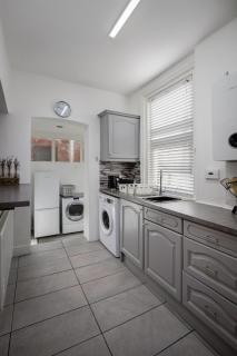 Comfy 3-Bed, Sleeps 5 & Parking - 4
