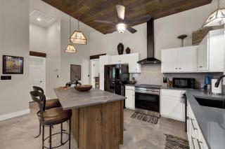 Chic Comfort Just Steps from Main Street! - Fredericksburg - 7