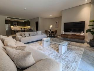 Elegant 2 Master Bedroom with Pool Access - 8
