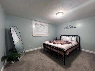 Luxury 6BR Retreat Firepit Foosball Backyard - Pocatello - 4