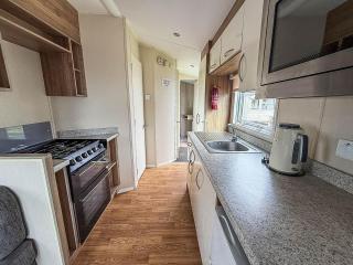 Lovely 6 Berth Caravan At Seawick Holiday Park In Essex Ref 27008S - Clacton-on-Sea - 4