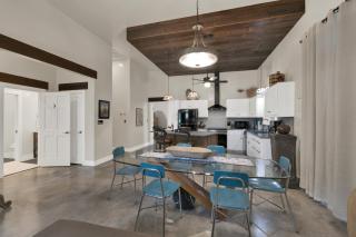 Chic Comfort Just Steps from Main Street! - Fredericksburg - 1