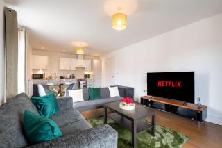 FREE fast Wi-Fi, Netflix & Large Lounge & Balcony! - 9