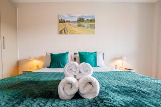 Free WiFi & Netflix - Slough Apt - 3