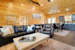 1 Mi to Douglas Lake Blissful Escape with Hot Tub! - Sevierville - 4