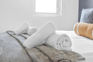 Cozy & Contemporary 2-BR Flat Near Shops & Transit - 9