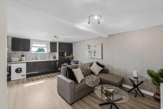 Cozy & Contemporary 2-BR Flat Near Shops & Transit - 5