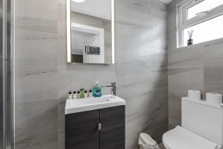 Cozy & Contemporary 2-BR Flat Near Shops & Transit - 4