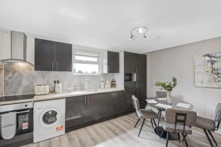 Cozy & Contemporary 2-BR Flat Near Shops & Transit - 2