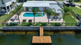 5 Bed 3 Bath Waterfront Pool! Great for families! - 1