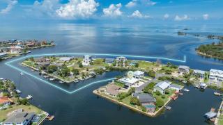 5 Bed 3 Bath Waterfront Pool! Great for families! - 6