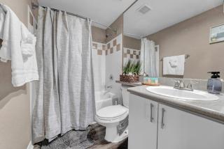 Vibrant 2BR2BA w King Bed Pool, Gym #11 - 3