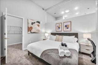 Luxe Flat with Heated Pool Sauna Rooftop Deck Gym - 7